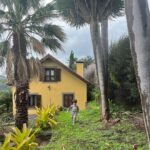 Luís Marvão Instagram - Apesar da chuva miudinha, conseguimos ver sempre o sol. ☀️ A Madeira é mesmo o mais belo jardim e foi muito bom mostrá-lo aos nossos filhos. Claaaaaro que temos sempre a sensação de virmos mais cansados do que o que fomos (nós pais) mas vale sempre tanto a pena vivermos estes momentos em família. 👨‍👩‍👧‍👦 O Zema já só queria trazer o nosso carro da @madeirarent de barco e trocar com o nosso, porque disse que este era “muito mais fixe”. Confortável foi porque dormiram todas as sestas nele 🤤 Madeira, vamos voltar em breve! 🧡