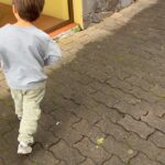 Luís Marvão Instagram - Apesar da chuva miudinha, conseguimos ver sempre o sol. ☀️ A Madeira é mesmo o mais belo jardim e foi muito bom mostrá-lo aos nossos filhos. Claaaaaro que temos sempre a sensação de virmos mais cansados do que o que fomos (nós pais) mas vale sempre tanto a pena vivermos estes momentos em família. 👨‍👩‍👧‍👦 O Zema já só queria trazer o nosso carro da @madeirarent de barco e trocar com o nosso, porque disse que este era “muito mais fixe”. Confortável foi porque dormiram todas as sestas nele 🤤 Madeira, vamos voltar em breve! 🧡