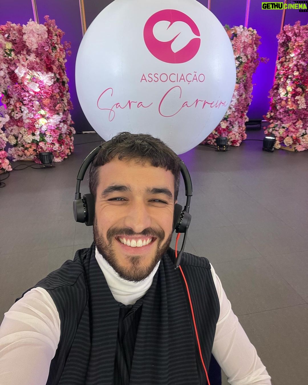 Luís Marvão Instagram - Entrevistei a Sara três vezes e vi sempre uma menina simples, sorridente, simpática, divertida e talentosa. Uma gentileza e bondade inegáveis. Todas essas qualidades são celebradas com a @associacaosaracarreira de modo a eterniza-la na nossa memória 🤍 Foi com muita honra que recebi o convite para estar na Gala dos Sonhos onde se transforma a dor em amor e onde se dá asas a pessoas com talento 🫶🏻 Styling dos ✌️: @iamissrita 😍😍😍 Fato Luís: @dino_alves_eu 🤵🏽 Sapatos Luís: @aldo_shoes @wowmeagency 📸 @joaomcatarino_ Altice Arena, Lisbon, Portugal
