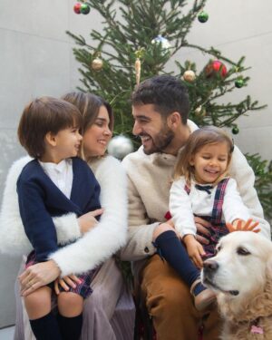 Luís Marvão Instagram - “Pinheirinho, Pinheirinho dos ramos verdinhos” foi a banda sonora dos nossos pequenos para este momento. 🌲🌲
O nosso Natal ganhou mais brilho e sentido quando eles nasceram. 😍
E não podíamos escolher outros fatinhos que não os da Chicco, já é tradição de família! 🫶🏻
#LiveItLoveIt #WeLoveChicco
📸 @margaridaespanha