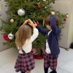 Luís Marvão Instagram - “Pinheirinho, Pinheirinho dos ramos verdinhos” foi a banda sonora dos nossos pequenos para este momento. 🌲🌲 O nosso Natal ganhou mais brilho e sentido quando eles nasceram. 😍 E não podíamos escolher outros fatinhos que não os da Chicco, já é tradição de família! 🫶🏻 #LiveItLoveIt #WeLoveChicco 📸 @margaridaespanha