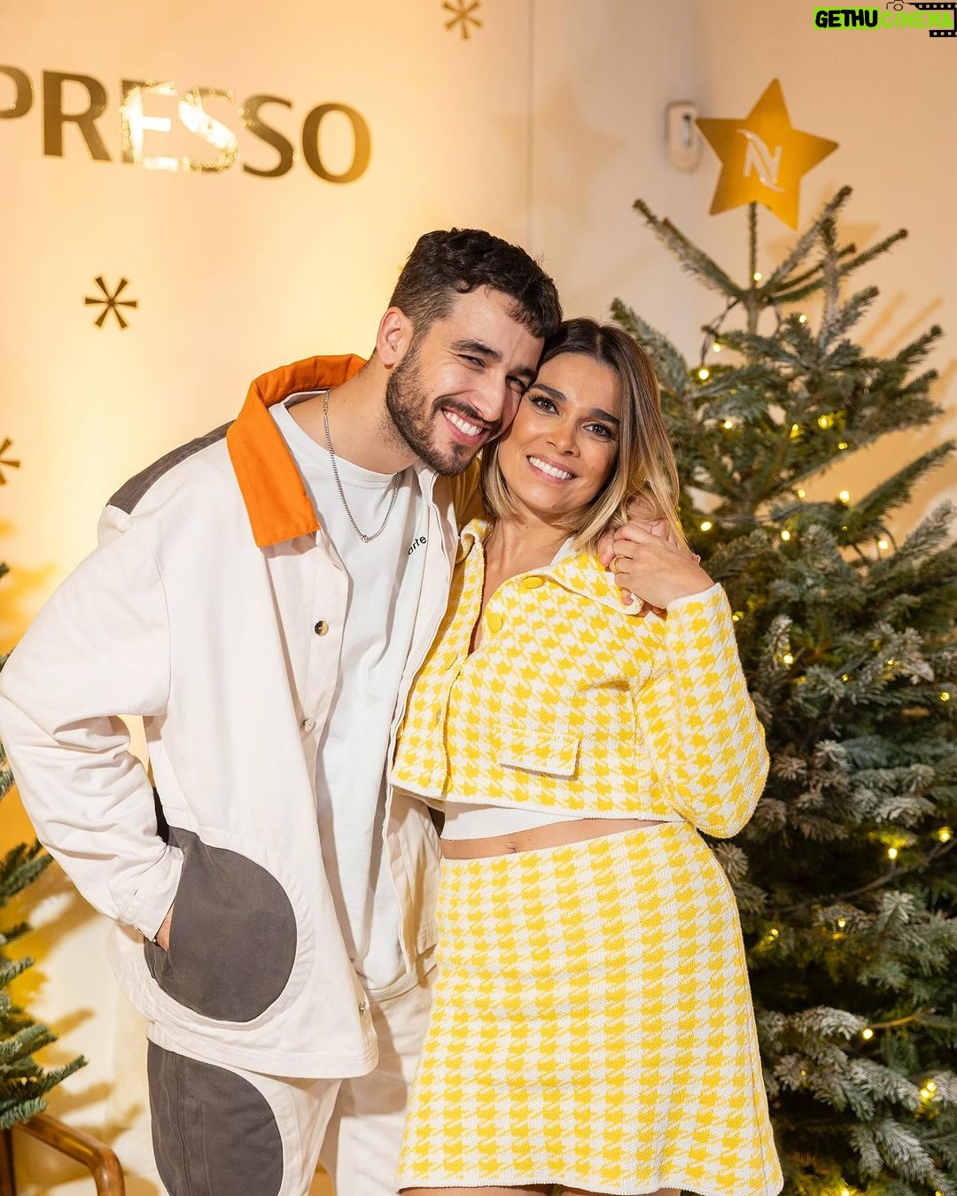 Luís Marvão Instagram - Podia ser a nossa sala de estar mas é da @nespresso.pt 😌 Sabes que o Natal se está a aproximar, quando esta família se junta. Foram tantas vezes a nossa salvação nas manhãs com os dois pequenos: ☕️☕️ e ontem ainda aprendemos a fazer um cocktail 🍸 Que bom fazer parte destes momentos 🤍 obrigada @hillandknowltonportugal @wowmeagency 📷 @joaomcatarino_