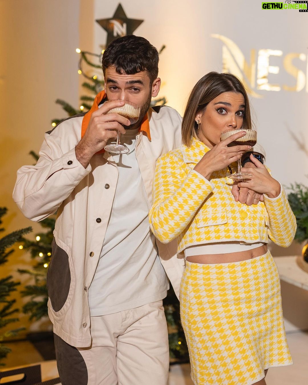 Luís Marvão Instagram - Podia ser a nossa sala de estar mas é da @nespresso.pt 😌 Sabes que o Natal se está a aproximar, quando esta família se junta. Foram tantas vezes a nossa salvação nas manhãs com os dois pequenos: ☕️☕️ e ontem ainda aprendemos a fazer um cocktail 🍸 Que bom fazer parte destes momentos 🤍 obrigada @hillandknowltonportugal @wowmeagency 📷 @joaomcatarino_