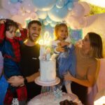 Luís Marvão Instagram - 3 anos da nossa Maluzinha que estava tão feliz no seu mundo da Frozen tão bem pensado pela @lifeinparty que nem reparou que foi o Zema que soprou as velas 👀👀 E provou a trança da sua Elsa do bolo que estava incrível, obrigada @salpicabakery e adocicamos a festa com os brigadeiros e brownies deliciosos da @adoceclaudia 🥰 Adoramos a cara da primeira fotografia 😂😂😂 📸 da nossa e única @margaridaespanha 🧡 Reino De Arandelle