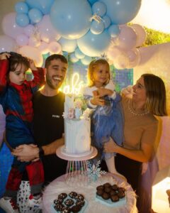 Luís Marvão Instagram - 3 anos da nossa Maluzinha que estava tão feliz no seu mundo da Frozen tão bem pensado pela @lifeinparty que nem reparou que foi o Zema que soprou as velas 👀👀 E provou a trança da sua Elsa do bolo que estava incrível, obrigada @salpicabakery e adocicamos a festa com os brigadeiros e brownies deliciosos da @adoceclaudia 🥰 Adoramos a cara da primeira fotografia 😂😂😂 📸 da nossa e única @margaridaespanha 🧡 Reino De Arandelle
