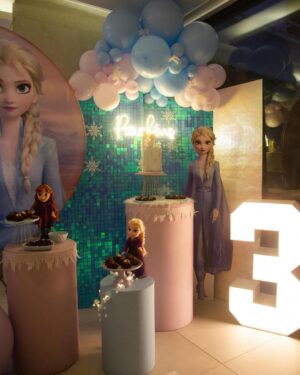 Luís Marvão Instagram - 3 anos da nossa Maluzinha que estava tão feliz no seu mundo da Frozen tão bem pensado pela @lifeinparty que nem reparou que foi o Zema que soprou as velas 👀👀
E provou a trança da sua Elsa do bolo que estava incrível, obrigada @salpicabakery 
e adocicamos a festa com os brigadeiros e brownies deliciosos da @adoceclaudia 🥰
Adoramos a cara da primeira fotografia 😂😂😂
📸 da nossa e única @margaridaespanha 🧡