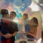 Luís Marvão Instagram - 3 anos da nossa Maluzinha que estava tão feliz no seu mundo da Frozen tão bem pensado pela @lifeinparty que nem reparou que foi o Zema que soprou as velas 👀👀 E provou a trança da sua Elsa do bolo que estava incrível, obrigada @salpicabakery e adocicamos a festa com os brigadeiros e brownies deliciosos da @adoceclaudia 🥰 Adoramos a cara da primeira fotografia 😂😂😂 📸 da nossa e única @margaridaespanha 🧡 Reino De Arandelle
