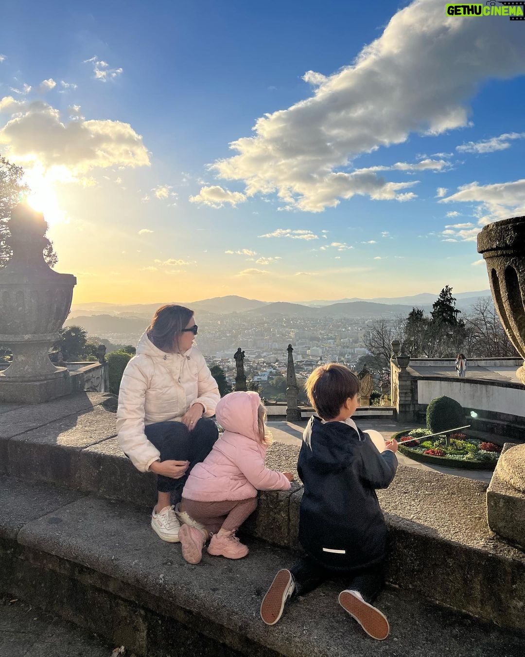 Luís Marvão Instagram - Viemos ver Braga pintada de Outono e vimos as folhas mais lindas e o céu que nos brindou com cores únicas no Bom Jesus🍁🍂🍁 tão bom podermos ter nesta cidade um bocadinho da nossa história enquanto família. 🧡 Santuário do Bom Jesus do Monte