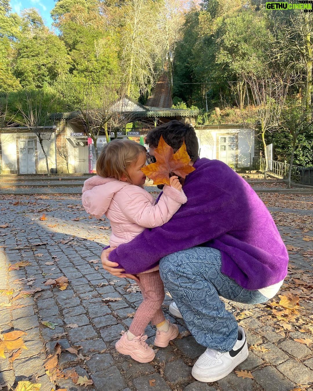 Luís Marvão Instagram - Viemos ver Braga pintada de Outono e vimos as folhas mais lindas e o céu que nos brindou com cores únicas no Bom Jesus🍁🍂🍁 tão bom podermos ter nesta cidade um bocadinho da nossa história enquanto família. 🧡 Santuário do Bom Jesus do Monte