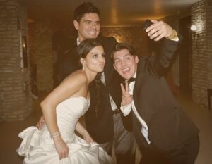 Luís Simões Instagram - Há 9 anos a celebrar o amor, a união e o compromisso. 🥰

Dias bonitos e felizes! 🙌❤️
Amo-vos! 😘

Ph @jose.frade.photographer
#wedding #weddingday #respect #love #hapiness