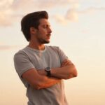 Luís Simões Instagram – Deleitando … 
🌅 🌀 🌊

Ph @jose.frade.photographer

#srpingsummer #boy #chill #photography #sunset #goldenhour #contemplation #insight #nature