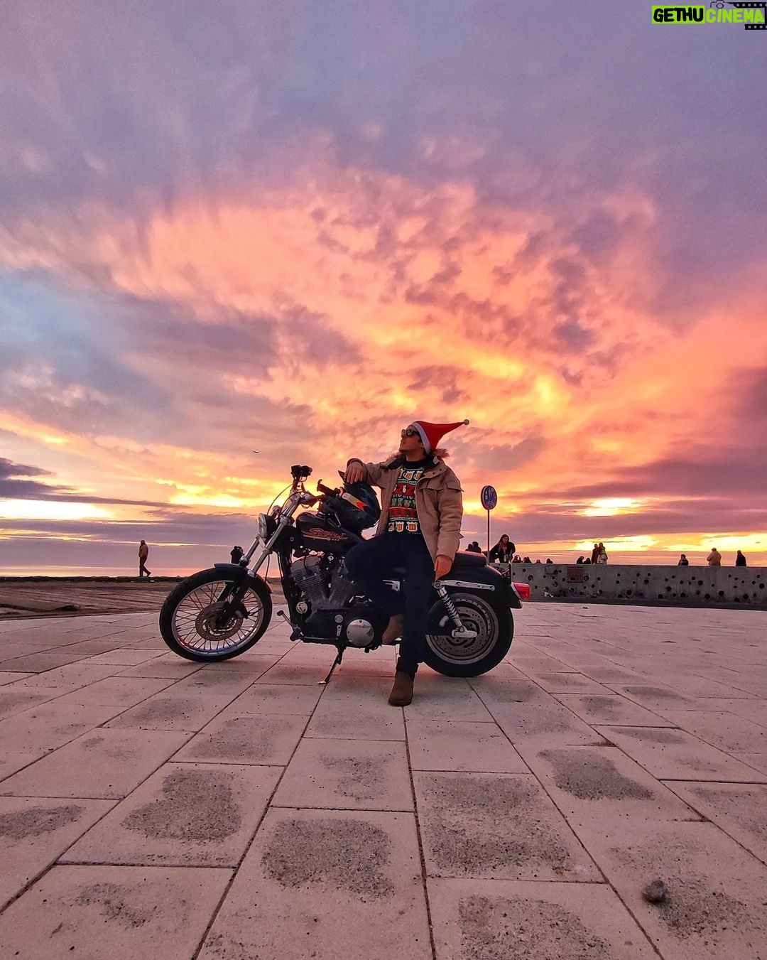 Luís Simões - 836 Likes - As luzes neste Natal estiveram muito bem. 👌😜
Saúde, paz e amor! 😘🎄✨
#goodvibes #xmastime #merrychristmas #pordosol #sunset