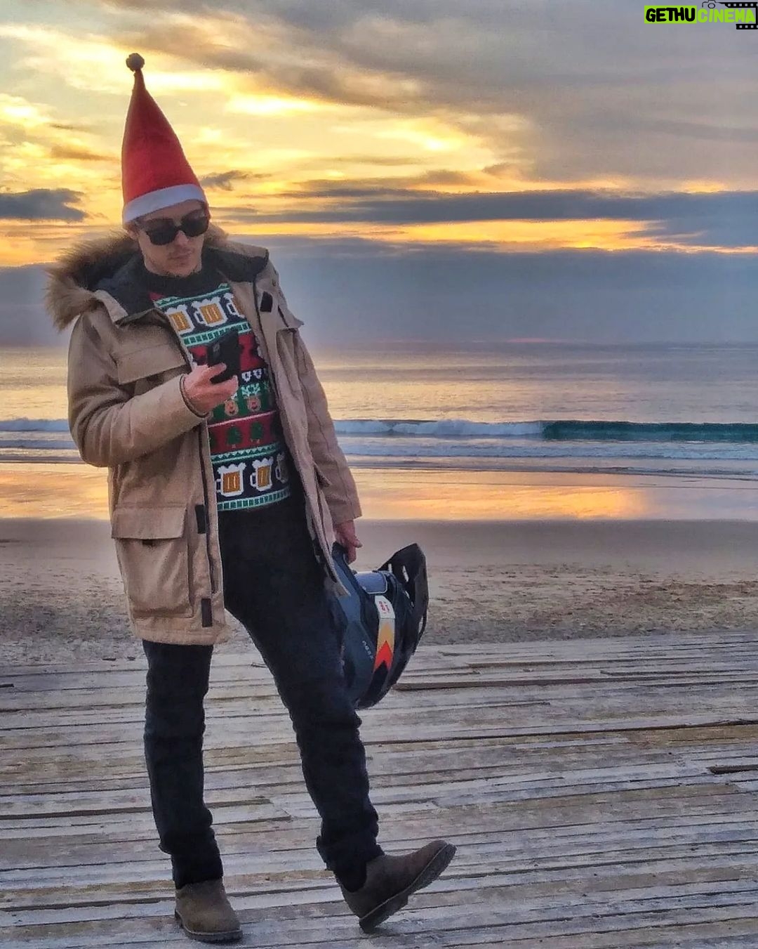 Luís Simões - 836 Likes - As luzes neste Natal estiveram muito bem. 👌😜
Saúde, paz e amor! 😘🎄✨
#goodvibes #xmastime #merrychristmas #pordosol #sunset