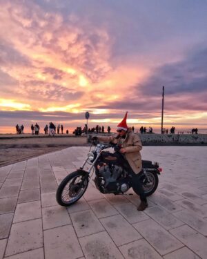 Luís Simões Instagram - As luzes neste Natal estiveram muito bem. 👌😜

Saúde, paz e amor! 😘🎄✨

#goodvibes #xmastime #merrychristmas #pordosol #sunset