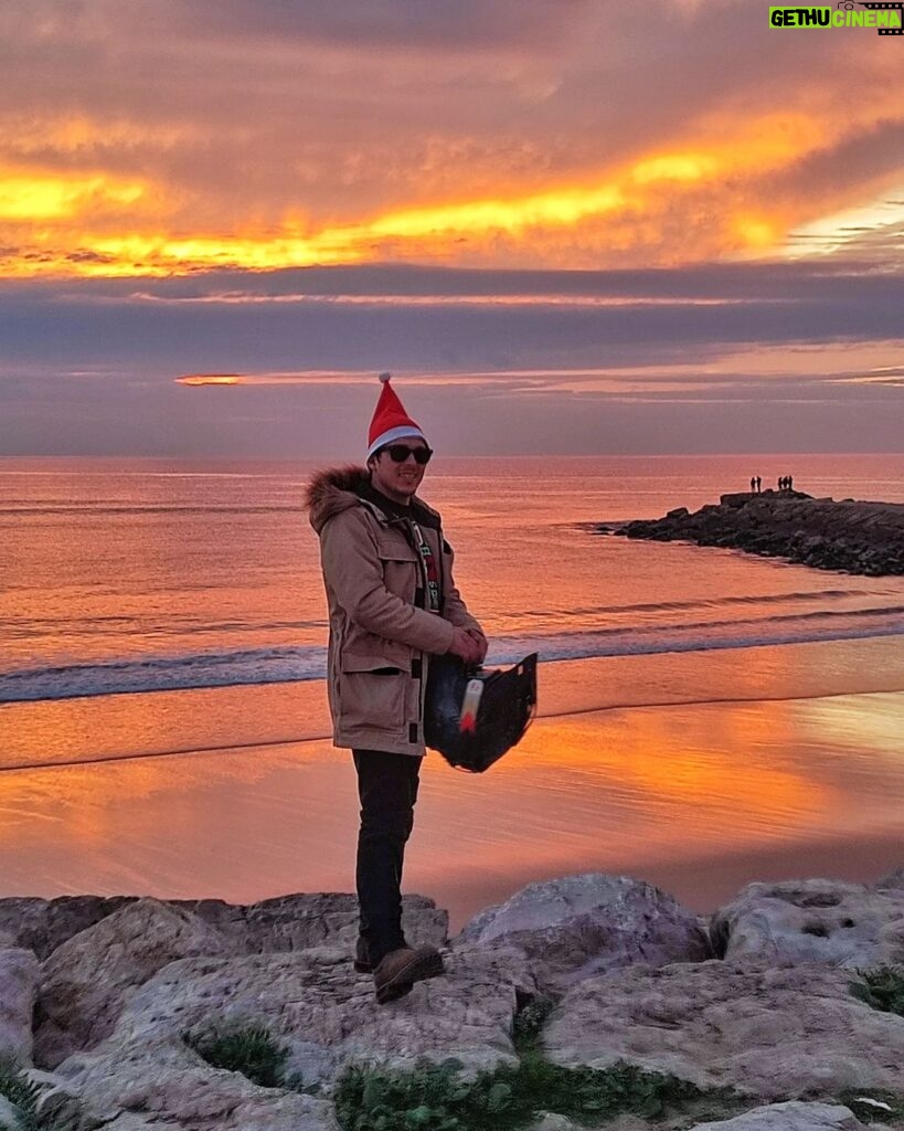 Luís Simões Instagram - As luzes neste Natal estiveram muito bem. 👌😜 Saúde, paz e amor! 😘🎄✨ #goodvibes #xmastime #merrychristmas #pordosol #sunset