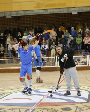 Luís Simões Instagram - Voltaram-me a pôr os patins... 

🛼🏑H.C.B.V.🔵⚪

📸@bau.mario77 

@festaefestatvi 
#hoquei #hoqueipatins #festaéfesta #sobrerodas #tvi #tvinovelas #goodvibes