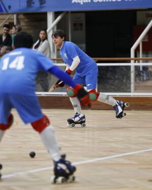 Luís Simões Instagram - Voltaram-me a pôr os patins... 

🛼🏑H.C.B.V.🔵⚪

📸@bau.mario77 

@festaefestatvi 
#hoquei #hoqueipatins #festaéfesta #sobrerodas #tvi #tvinovelas #goodvibes