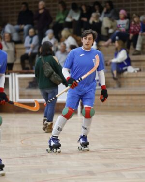 Luís Simões Instagram - Voltaram-me a pôr os patins... 

🛼🏑H.C.B.V.🔵⚪

📸@bau.mario77 

@festaefestatvi 
#hoquei #hoqueipatins #festaéfesta #sobrerodas #tvi #tvinovelas #goodvibes