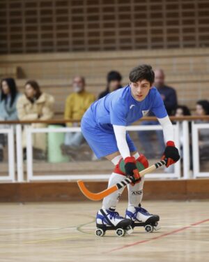 Luís Simões Instagram - Voltaram-me a pôr os patins... 

🛼🏑H.C.B.V.🔵⚪

📸@bau.mario77 

@festaefestatvi 
#hoquei #hoqueipatins #festaéfesta #sobrerodas #tvi #tvinovelas #goodvibes