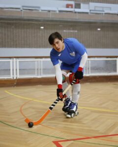 Luís Simões Instagram - Voltaram-me a pôr os patins... 🛼🏑H.C.B.V.🔵⚪ 📸@bau.mario77 @festaefestatvi #hoquei #hoqueipatins #festaéfesta #sobrerodas #tvi #tvinovelas #goodvibes