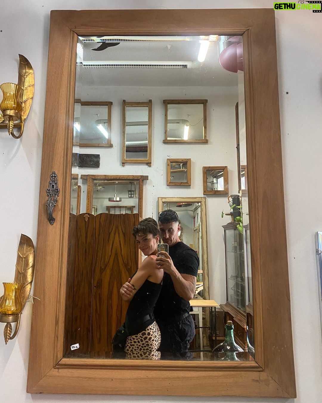 Lucía Martín Abello Instagram - Regateanding in the Rastro 🌞