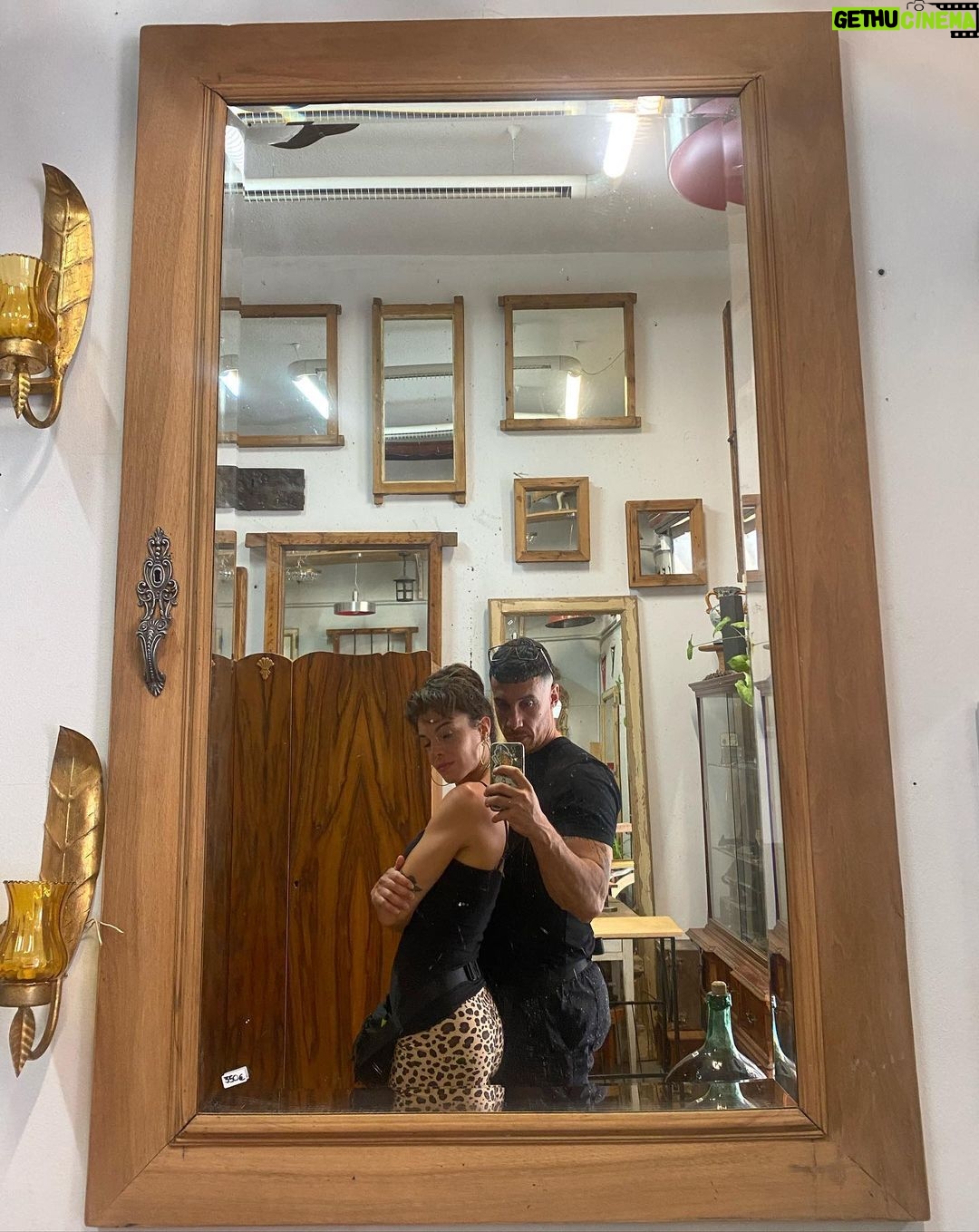 Lucía Martín Abello Instagram - Regateanding in the Rastro 🌞
