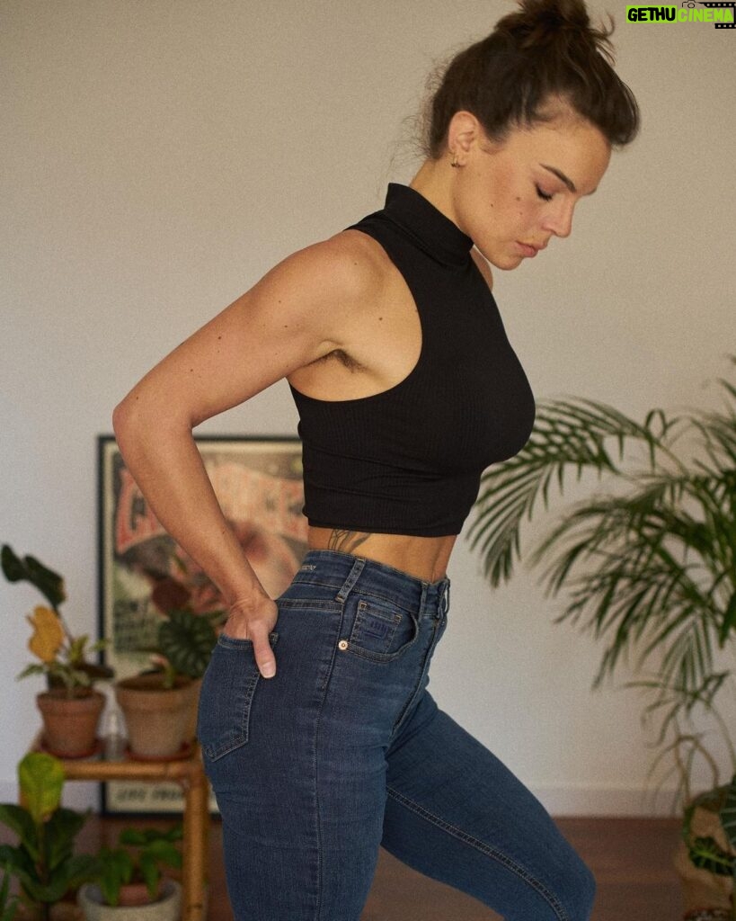 Lucía Martín Abello Instagram - Just @matcha.jeans 🍑💙🥵 #matchajeans 📸: La beauty @cicutafilms 💕