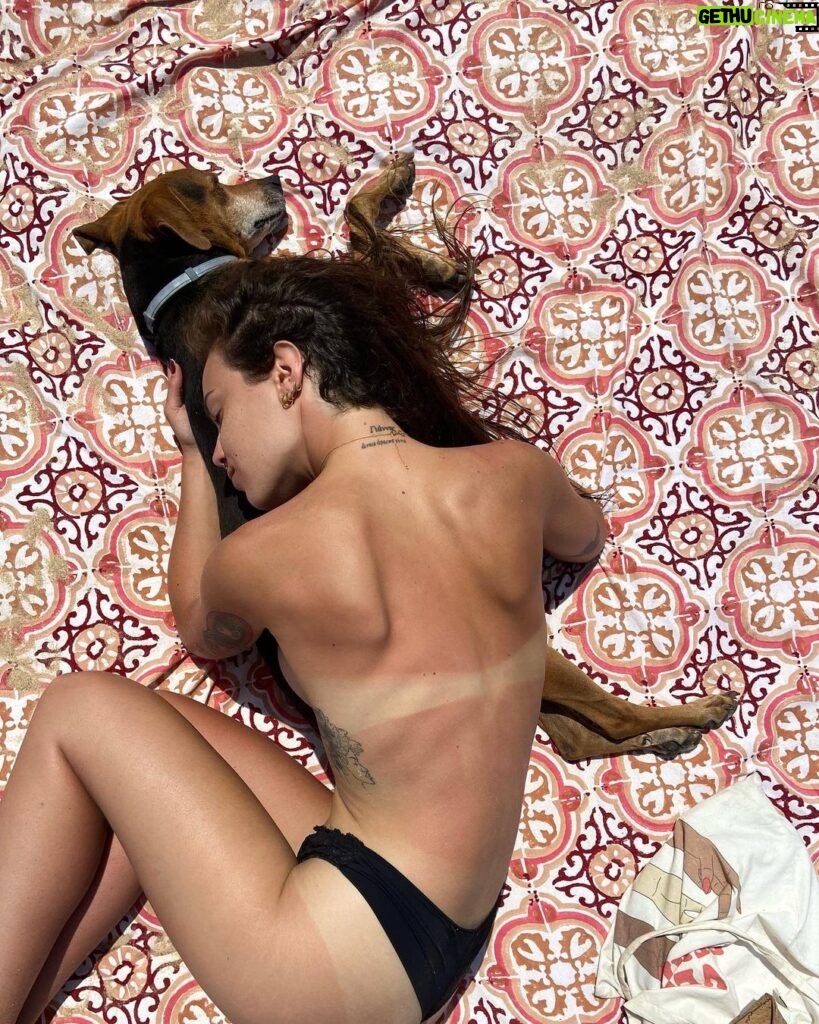 Lucía Martín Abello Instagram - Protegiendo mi costilla izquierda cubana. 🤎🌴 Vejer de la Frontera, Spain
