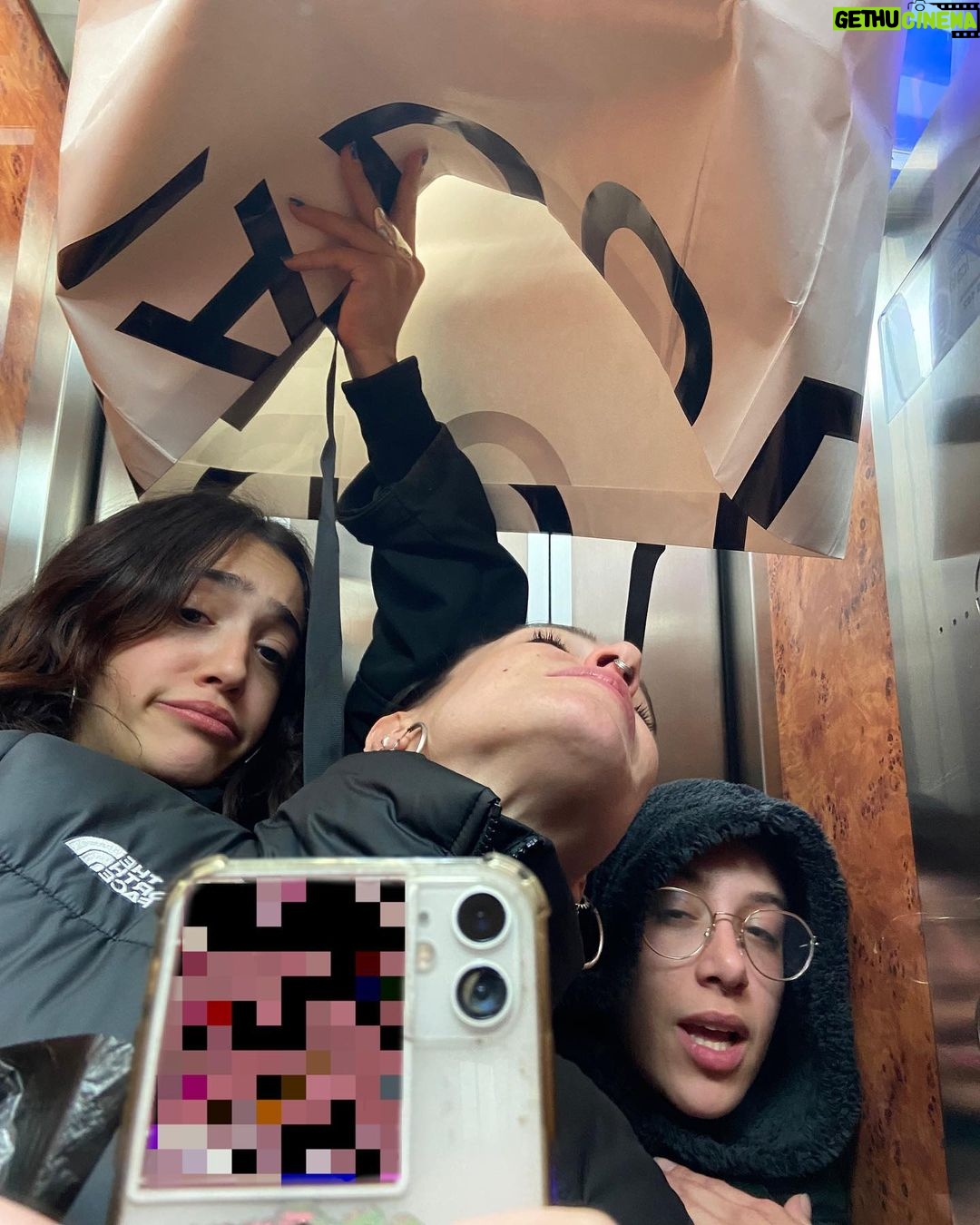 Lucía Martín Abello Instagram - Avec les petites Abello 🐙