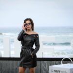 Lucía Martín Abello Instagram - En @sansebastianfes presentando nuestra Red Púrpura 🥹💙 So proud! @ikasanchezfr 💕 @joseherrerastylist ✨ @armanibeauty @karllagerfeld @louboutinworld @bedelkatalent @diagonaltelevisio @atresplayer #71SSIFF San Sebastian Film Festival