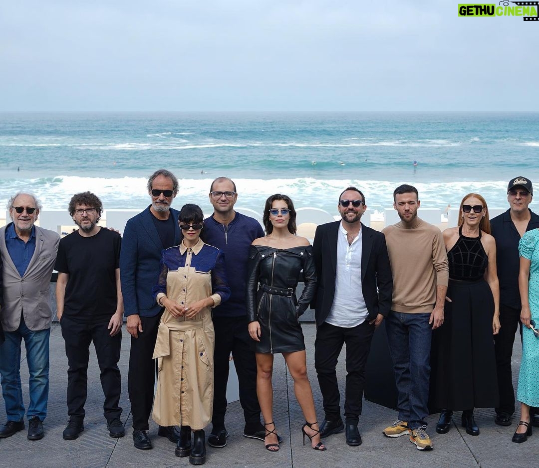 Lucía Martín Abello Instagram - En @sansebastianfes presentando nuestra Red Púrpura 🥹💙 So proud! @ikasanchezfr 💕 @joseherrerastylist ✨ @armanibeauty @karllagerfeld @louboutinworld @bedelkatalent @diagonaltelevisio @atresplayer #71SSIFF San Sebastian Film Festival