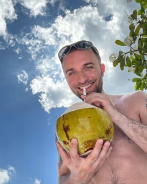 Lucas Hauchard Instagram - coco squeez 🥥