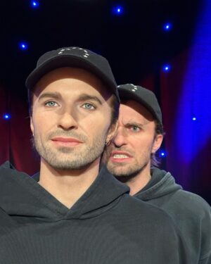 Lucas Hauchard Instagram - Squeezie cire et Squeezie chien carton sont désormais au musée Grévin 🥲 (@grevin_paris)

C’est une belle consécration, je suis le premier créateur d’internet à y entrer alors merci. C’est grâce à vous et c’est un honneur 🙌🏻

Ça montre qu’internet n’est plus une niche, que ses créateurs et créatrices font désormais partie intégrante du paysage culturel français, et j’espère que plein d’autres me rejoindront dans leur version cire dans ce musée car ils le méritent tout autant 🙏🏻