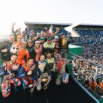 Lucas Hauchard Instagram - Je ne saurai trouver les mots justes pour vous décrire ce qu’il s’est passé hier ou pour vous exprimer ma gratitude, mais tout est dit sur la dernière photo. Je suis tellement fier de nous, internet, tellement fier. Merci d’avoir répondu présent et merci de nous avoir fait vivre l’expérience la plus folle de notre vie à moi et aux 21 autres pilotes. On a tous été très soudé durant cette aventure et je vais pas vous mentir : ils me manquent déjà 🥲 Vous ne réalisez pas à quel point cet évent nous a marqué pour le restant de nos jours… on a tout donné et ça ne pouvait pas mieux se passer. Vous vous en doutez c’est aussi le fruit du travail de centaines de personnes que je me dois de remercier : merci la @ffsaacademy pour la formation, les @24heuresdumans pour la confiance, @bump_fr pour la réalisation du projet, merci les mécaniciens, les ingénieurs, les commissaires de piste bénévoles, Denis… pour ne citer qu’eux car la liste est longue. Merci à tous ceux qui ont contribué à ce projet de près ou de loin, vous vous reconnaîtrez. Merci aussi à ces animateurs extraordinaires qu’ont été @doigby @anastasialps @romainmonti @theodortytb @papesan.raw @yanncj23 @kametolol sans qui le GPExplorer n’aurait vraiment pas eu la même saveur. J’espère qu’on revivra tous ensemble des moments aussi beaux que celui-ci. Merci ❤️