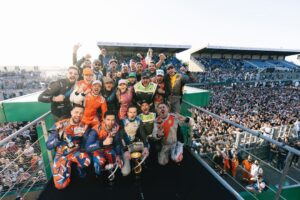 Lucas Hauchard Instagram - Je ne saurai trouver les mots justes pour vous décrire ce qu’il s’est passé hier ou pour vous exprimer ma gratitude, mais tout est dit sur la dernière photo.

Je suis tellement fier de nous, internet, tellement fier.

Merci d’avoir répondu présent et merci de nous avoir fait vivre l’expérience la plus folle de notre vie à moi et aux 21 autres pilotes. On a tous été très soudé durant cette aventure et je vais pas vous mentir : ils me manquent déjà 🥲

Vous ne réalisez pas à quel point cet évent nous a marqué pour le restant de nos jours… on a tout donné et ça ne pouvait pas mieux se passer.

Vous vous en doutez c’est aussi le fruit du travail de centaines de personnes que je me dois de remercier : merci la @ffsaacademy pour la formation, les @24heuresdumans pour la confiance, @bump_fr pour la réalisation du projet, merci les mécaniciens, les ingénieurs, les commissaires de piste bénévoles, Denis… pour ne citer qu’eux car la liste est longue. Merci à tous ceux qui ont contribué à ce projet de près ou de loin, vous vous reconnaîtrez.

Merci aussi à ces animateurs extraordinaires qu’ont été @doigby @anastasialps @romainmonti @theodortytb @papesan.raw @yanncj23 @kametolol sans qui le GPExplorer n’aurait vraiment pas eu la même saveur.

J’espère qu’on revivra tous ensemble des moments aussi beaux que celui-ci. 

Merci ❤️