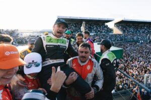 Lucas Hauchard Instagram - Je ne saurai trouver les mots justes pour vous décrire ce qu’il s’est passé hier ou pour vous exprimer ma gratitude, mais tout est dit sur la dernière photo.

Je suis tellement fier de nous, internet, tellement fier.

Merci d’avoir répondu présent et merci de nous avoir fait vivre l’expérience la plus folle de notre vie à moi et aux 21 autres pilotes. On a tous été très soudé durant cette aventure et je vais pas vous mentir : ils me manquent déjà 🥲

Vous ne réalisez pas à quel point cet évent nous a marqué pour le restant de nos jours… on a tout donné et ça ne pouvait pas mieux se passer.

Vous vous en doutez c’est aussi le fruit du travail de centaines de personnes que je me dois de remercier : merci la @ffsaacademy pour la formation, les @24heuresdumans pour la confiance, @bump_fr pour la réalisation du projet, merci les mécaniciens, les ingénieurs, les commissaires de piste bénévoles, Denis… pour ne citer qu’eux car la liste est longue. Merci à tous ceux qui ont contribué à ce projet de près ou de loin, vous vous reconnaîtrez.

Merci aussi à ces animateurs extraordinaires qu’ont été @doigby @anastasialps @romainmonti @theodortytb @papesan.raw @yanncj23 @kametolol sans qui le GPExplorer n’aurait vraiment pas eu la même saveur.

J’espère qu’on revivra tous ensemble des moments aussi beaux que celui-ci. 

Merci ❤️
