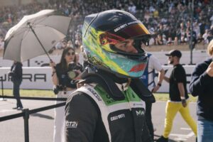 Lucas Hauchard Instagram - Je ne saurai trouver les mots justes pour vous décrire ce qu’il s’est passé hier ou pour vous exprimer ma gratitude, mais tout est dit sur la dernière photo.

Je suis tellement fier de nous, internet, tellement fier.

Merci d’avoir répondu présent et merci de nous avoir fait vivre l’expérience la plus folle de notre vie à moi et aux 21 autres pilotes. On a tous été très soudé durant cette aventure et je vais pas vous mentir : ils me manquent déjà 🥲

Vous ne réalisez pas à quel point cet évent nous a marqué pour le restant de nos jours… on a tout donné et ça ne pouvait pas mieux se passer.

Vous vous en doutez c’est aussi le fruit du travail de centaines de personnes que je me dois de remercier : merci la @ffsaacademy pour la formation, les @24heuresdumans pour la confiance, @bump_fr pour la réalisation du projet, merci les mécaniciens, les ingénieurs, les commissaires de piste bénévoles, Denis… pour ne citer qu’eux car la liste est longue. Merci à tous ceux qui ont contribué à ce projet de près ou de loin, vous vous reconnaîtrez.

Merci aussi à ces animateurs extraordinaires qu’ont été @doigby @anastasialps @romainmonti @theodortytb @papesan.raw @yanncj23 @kametolol sans qui le GPExplorer n’aurait vraiment pas eu la même saveur.

J’espère qu’on revivra tous ensemble des moments aussi beaux que celui-ci. 

Merci ❤️