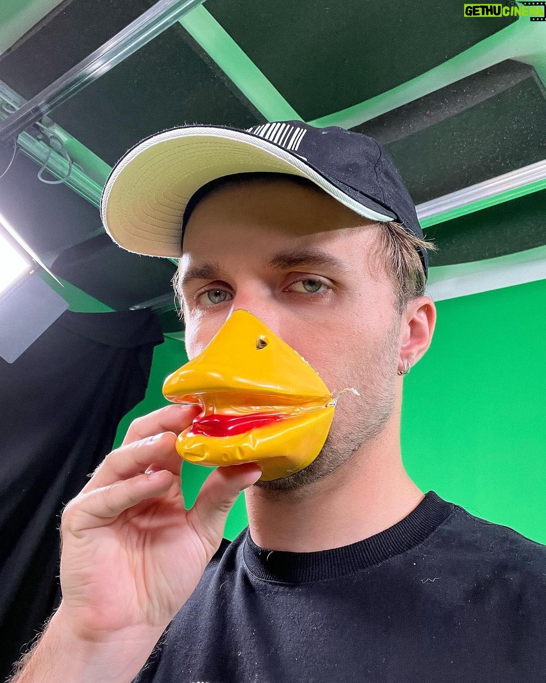 Lucas Hauchard Instagram - ‘Canard’ est dispo sur toutes les plateformes 🎶