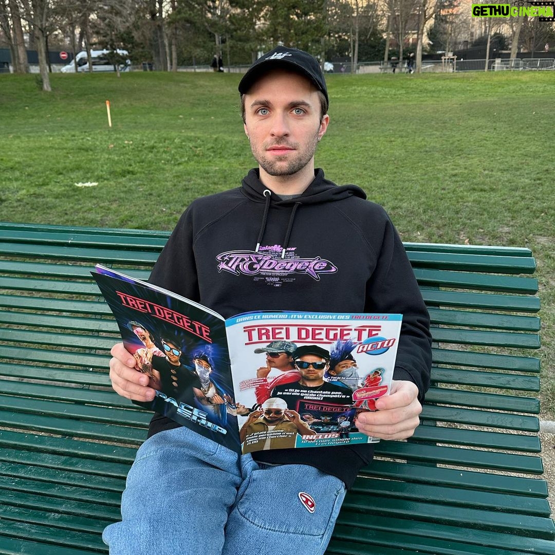 Lucas Hauchard Instagram - Vous ne rêvez pas : je lis un magazine Trei Degete. On l’a fait comme dans les années 2000 : 20 pages, 1 poster, et le single physique de ‘Spaceship’ ! On a aussi fait un peu de merch intergalactique 🌍 Lien de la boutique en bio ! Design magazine @theodorebonnet Design merch @florenthauchard