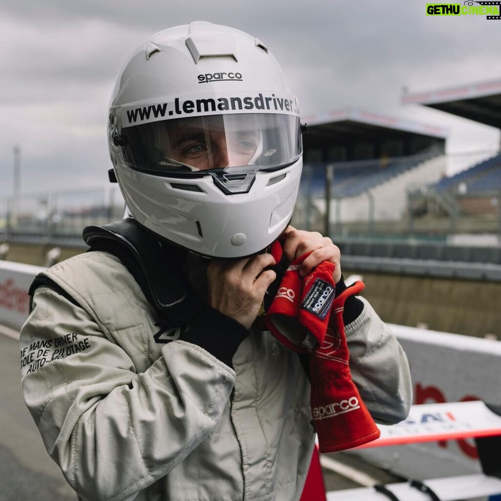 Lucas Hauchard Instagram - Le 8 Octobre prochain c’est mon 1er event Twitch : le @grandprix_explorer 🏎 C’est une course de formule 4 entre 22 personnalités d’internet sur le circuit Bugatti au Mans 🏁 Suivez le compte insta pour plus d’infos ✅