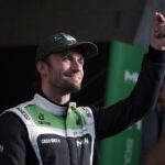Lucas Hauchard Instagram - Je ne saurai trouver les mots justes pour vous décrire ce qu’il s’est passé hier ou pour vous exprimer ma gratitude, mais tout est dit sur la dernière photo. Je suis tellement fier de nous, internet, tellement fier. Merci d’avoir répondu présent et merci de nous avoir fait vivre l’expérience la plus folle de notre vie à moi et aux 21 autres pilotes. On a tous été très soudé durant cette aventure et je vais pas vous mentir : ils me manquent déjà 🥲 Vous ne réalisez pas à quel point cet évent nous a marqué pour le restant de nos jours… on a tout donné et ça ne pouvait pas mieux se passer. Vous vous en doutez c’est aussi le fruit du travail de centaines de personnes que je me dois de remercier : merci la @ffsaacademy pour la formation, les @24heuresdumans pour la confiance, @bump_fr pour la réalisation du projet, merci les mécaniciens, les ingénieurs, les commissaires de piste bénévoles, Denis… pour ne citer qu’eux car la liste est longue. Merci à tous ceux qui ont contribué à ce projet de près ou de loin, vous vous reconnaîtrez. Merci aussi à ces animateurs extraordinaires qu’ont été @doigby @anastasialps @romainmonti @theodortytb @papesan.raw @yanncj23 @kametolol sans qui le GPExplorer n’aurait vraiment pas eu la même saveur. J’espère qu’on revivra tous ensemble des moments aussi beaux que celui-ci. Merci ❤️