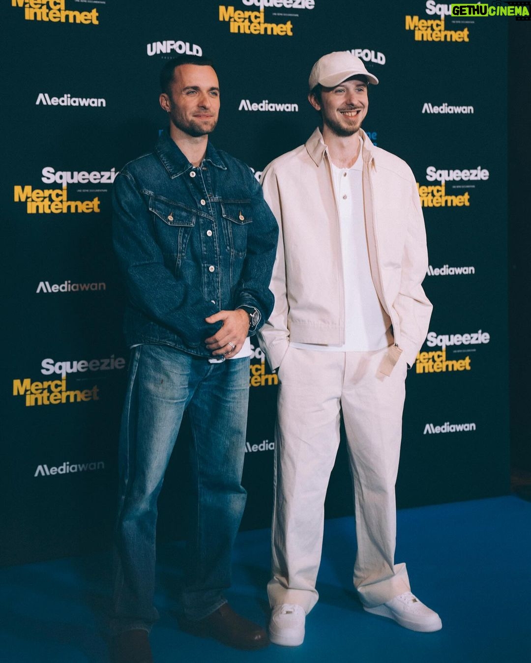 Lucas Hauchard Instagram - Hier c’était l’avant-première de notre documentaire ‘Merci Internet’ réalisé par mon frère @theodorebonnet 🫶🏻 On y revient sur mes 10 dernières années et à travers ça sur le début d’internet, des jeux-vidéo en ligne, de YouTube… les débuts de notre génération en fait. Ça sort Vendredi sur Prime Video, on a hâte que vous puissiez le voir ❤️ 📸 @marie__flmt