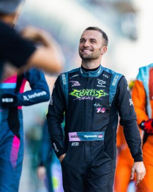Lucas Hauchard Instagram - Mémorable… quelle chance on a de vivre ça une deuxième fois, je ne sais pas quoi dire à part MERCI donc on part sur une longue liste 🫶🏻

Merci à vous qui étiez sur le live, et à vous qui vous êtes déplacés sous 35 degrés pour venir nous voir et qui avez mis une ambiance électrique 🤯

Merci à tous les pilotes de m’avoir fait confiance, vous me manquez déjà je vous aime tellement je suis trop fier de vous ❤️

Merci à mon frère @gotaga avec qui j’ai encore une fois vécu cette aventure et cette fois sous les couleurs de notre club @gentlemates 🎮

Merci à mes équipes @bump_fr qui ont travaillé toute l’année pour organiser cet événement 🫶🏻👑

Merci à nos invités de légende @pierregasly @estebanocon @theopourchaire21 et @victormartinsfr pour leurs tours en F1 et F2 qui ont fait trembler la foule

Merci au maître de cérémonie @doigby, à @yanncj23 et @kametolol pour ce cast légendaire, à nos invités en plateau @ariee.cocottee @grimkujow @adripaviot, à nos pit reporters @etoilaisse et @hakimjemili, qui nous ont tous assuré un beau spectacle tout au long de la journée

Merci à notre instructeur @pierre_sancinena sans qui on ne saurait même pas démarrer la voiture

Merci à l’ACO, le @circuitdes24heures et la @ffsaacademy qui nous ont fait confiance une deuxième fois et aux commissaires de piste sans qui tout ça serait impossible à réaliser

📸 @chloeramdani @multyde