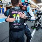 Lucas Hauchard Instagram – Mémorable… quelle chance on a de vivre ça une deuxième fois, je ne sais pas quoi dire à part MERCI donc on part sur une longue liste 🫶🏻

Merci à vous qui étiez sur le live, et à vous qui vous êtes déplacés sous 35 degrés pour venir nous voir et qui avez mis une ambiance électrique 🤯

Merci à tous les pilotes de m’avoir fait confiance, vous me manquez déjà je vous aime tellement je suis trop fier de vous ❤️

Merci à mon frère @gotaga avec qui j’ai encore une fois vécu cette aventure et cette fois sous les couleurs de notre club @gentlemates 🎮

Merci à mes équipes @bump_fr qui ont travaillé toute l’année pour organiser cet événement 🫶🏻👑

Merci à nos invités de légende @pierregasly @estebanocon @theopourchaire21 et @victormartinsfr pour leurs tours en F1 et F2 qui ont fait trembler la foule

Merci au maître de cérémonie @doigby, à @yanncj23 et @kametolol pour ce cast légendaire, à nos invités en plateau @ariee.cocottee @grimkujow @adripaviot, à nos pit reporters @etoilaisse et @hakimjemili, qui nous ont tous assuré un beau spectacle tout au long de la journée

Merci à notre instructeur @pierre_sancinena sans qui on ne saurait même pas démarrer la voiture

Merci à l’ACO, le @circuitdes24heures et la @ffsaacademy qui nous ont fait confiance une deuxième fois et aux commissaires de piste sans qui tout ça serait impossible à réaliser

📸 @chloeramdani @multyde