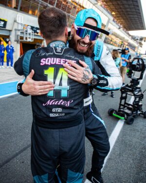 Lucas Hauchard Instagram - Mémorable… quelle chance on a de vivre ça une deuxième fois, je ne sais pas quoi dire à part MERCI donc on part sur une longue liste 🫶🏻

Merci à vous qui étiez sur le live, et à vous qui vous êtes déplacés sous 35 degrés pour venir nous voir et qui avez mis une ambiance électrique 🤯

Merci à tous les pilotes de m’avoir fait confiance, vous me manquez déjà je vous aime tellement je suis trop fier de vous ❤️

Merci à mon frère @gotaga avec qui j’ai encore une fois vécu cette aventure et cette fois sous les couleurs de notre club @gentlemates 🎮

Merci à mes équipes @bump_fr qui ont travaillé toute l’année pour organiser cet événement 🫶🏻👑

Merci à nos invités de légende @pierregasly @estebanocon @theopourchaire21 et @victormartinsfr pour leurs tours en F1 et F2 qui ont fait trembler la foule

Merci au maître de cérémonie @doigby, à @yanncj23 et @kametolol pour ce cast légendaire, à nos invités en plateau @ariee.cocottee @grimkujow @adripaviot, à nos pit reporters @etoilaisse et @hakimjemili, qui nous ont tous assuré un beau spectacle tout au long de la journée

Merci à notre instructeur @pierre_sancinena sans qui on ne saurait même pas démarrer la voiture

Merci à l’ACO, le @circuitdes24heures et la @ffsaacademy qui nous ont fait confiance une deuxième fois et aux commissaires de piste sans qui tout ça serait impossible à réaliser

📸 @chloeramdani @multyde