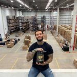 Lucas Lucco Instagram - A MINHA MARCA DE SUPLEMENTOS ESTÁ PRONTA! 💪🏼 Hoje visitei a fábrica e nosso centro de distribuição no estado de São Paulo. É até difícil acreditar que um sonho de tantos anos agora se tornou uma realidade. Seja bem vinda @topwayfit, mais do que nutrição pro corpo… saúde pra mente e pro espírito também fazem parte dos nossos propósitos!!!