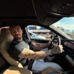 Lucas Lucco Instagram – Por esses dias eu tô com a nova Cayenne S by @porschebexp que tá com um motor v8 absurdo. Indo ao contrário da tendência dos híbridos/elétricos. Vcs acham que motores como esse vão ser cada vez mais raros?