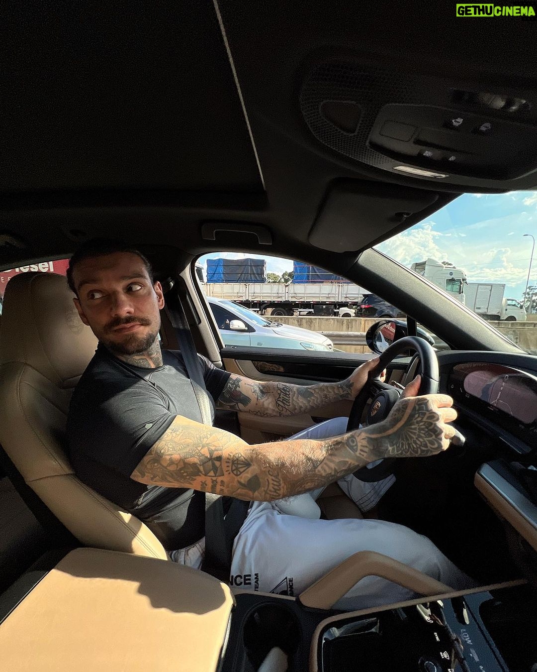 Lucas Lucco Instagram - Por esses dias eu tô com a nova Cayenne S by @porschebexp que tá com um motor v8 absurdo. Indo ao contrário da tendência dos híbridos/elétricos. Vcs acham que motores como esse vão ser cada vez mais raros?