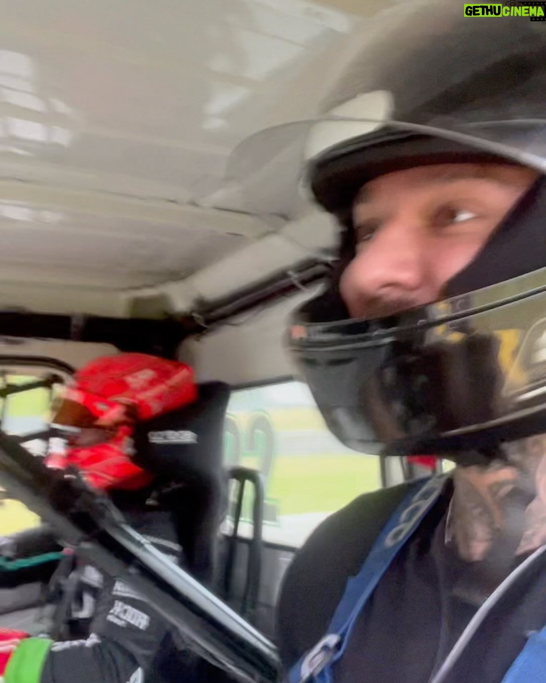 Lucas Lucco Instagram - Final da AMG Cup em Interlagos e é claro que a maior rede de clínicas de estética masculina do BR @homenz.brasil tinha que tá presente. Não podia deixar de dar um rolê na truck insana do meu irmão @caiocastro, grande piloto!!! Dia especial pra quem gosta de velocidade!