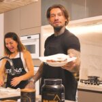 Lucas Lucco Instagram - Foi aqui que pediram uma receitinha proteica? Prepare os ingredientes, pois tem tapioca doce recheada com morango e chocolate saindo por aqui. Para essa maravilha, você vai precisar de: - 50 gramas de tapioca. - Morango picado a gosto. -1 scoop de whey protein sabor chocolate whey gold 3w da Topway, dissolva e misture com os morangos. . . . #receita #proteina #lucaslucco #receitafit Pronto, rápida e rica em proteínas!
